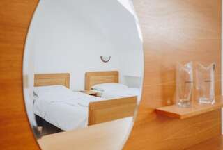 Гостевой дом Eco Winery Lipovac Apartments Цетине Двухместный номер с 1 кроватью или 2 отдельными кроватями и собственной ванной комнатой-10